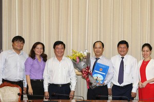 Ông Lê Đức Thanh (ôm hoa) trong buổi lễ trao quyết định giữ chức vụ Phó giám đốc Sở Tư pháp TP HCM mới.