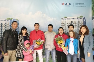 Những khách hàng đầu tiên được nhận nhà tại Valencia Garden.