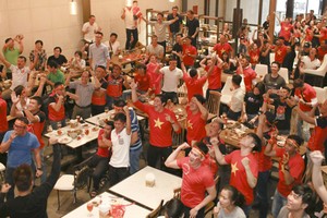 Quán bia kín chỗ ngồi ở trận bán kết giữa U23 Việt Nam và U23 Qatar. Ảnh: Đức Đồng.