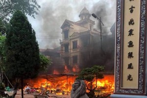 Hiện trường vụ cháy sáng ngày mùng 5 Tết trong khuôn viên đền Mẫu thị trấn Đồng Đăng (huyện Cao Lộc, Lạng Sơn). (Ảnh: Quỳnh Chi)