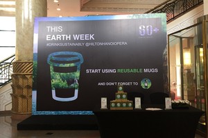 Khách sạn Hilton khuyến khích khách sử dụng cốc sứ thân thiện với môi trường và ống hút giấy