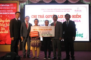 Ðại diện Prudential trao quyền lợi bảo hiểm cho đại diện gia đình Khách hàng Nguyễn Thị Nga (Long An).