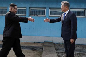 Lãnh đạo Triều Tiên và Hàn Quốc bắt tay ở đường phân giới tại khu phi quân sự. Ảnh: AFP.