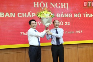 Đồng chí Phạm Văn Sinh (bên phải) chúc mừng đồng chí Nguyễn Hồng Diên được bầu giữ chức Bí thư Tỉnh ủy Thái Bình nhiệm kỳ 2015 – 2020. Ảnh báo Thái Bình.