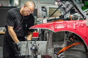 Công nhân làm việc tại nhà máy Tesla ở Fremont, California. Ảnh: Getty