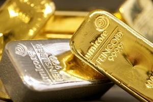 Giá vàng hôm nay (26/5): Trong nước trái chiều, thế giới đi xuống