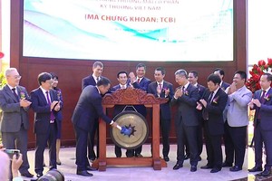 Chủ tich HĐQT Hồ Hùng Anh đánh tiếng cồng chào mừng cổ phiếu TCB chính thức giao dịch.