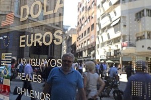 Bên ngoài một bảng tỷ giá trên đường phố Argentina. Ảnh: AFP