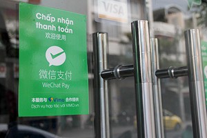 Một cửa hàng tại Nha Trang (Khánh Hoà) treo biển chấp nhận thanh toán qua WeChat Pay. Ảnh: An Phước.