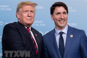 Thủ tướng Canada Justin Trudeau (phải) và Tổng thống Mỹ Donald Trump tại cuộc gặp ở Quebec (Canada) ngày 8/6. (Ảnh: AFP/TTXVN).