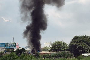 Cột khói ở đám cháy. Ảnh: Quế Biên.