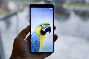 [inforGraphic] So sánh Bphone 3 với smartphone tầm trung nổi bật ở Việt Nam