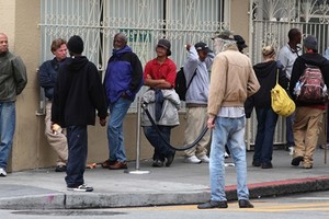 Người dân xếp hàng chờ nhận đồ ăn tại San Francisco. Ảnh: AFP.