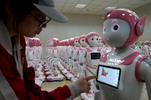 Công nhân Trung Quốc làm việc trong một nhà máy ở Giang Tô. Ảnh: Reuters.