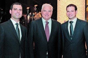 Cựu tổng thống Panama Ricardo Martinelli (giữa) chụp ảnh cùng hai con trai Ricardo Martinelli-Linares (trái) và Luis Martinelli-Linares. Ảnh: Panama Today.