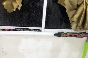 Cư dân phải dùng giẻ để chặn cửa, ngăn nước chảy vào nhà.