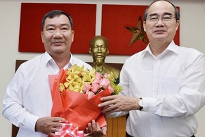 Bí thư Thành ủy TPHCM Nguyễn Thiện Nhân chúc mừng đồng chí Trần Văn Thuận giữ chức Bí thư Quận ủy Quận 2.