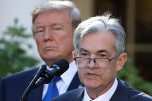 Tổng thống Mỹ - Donald Trump và Chủ tịch Fed - Jerome Powell. Ảnh: Reuters
