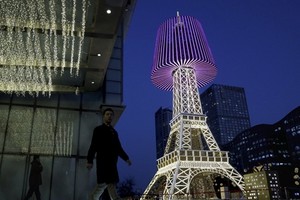 Bản sao tháp Eiffel ở Bắc Kinh rực rỡ đèn trang trí Giáng sinh. Ảnh: AP.
