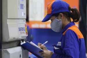 Nhân viên tại trạm xăng Hà Nội. Ảnh: Ngọc Thành.