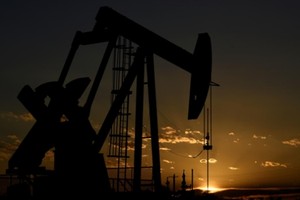 Một máy bơm dầu hoạt động tại Texas (Mỹ). Ảnh: Reuters