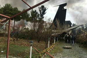 Hiện trường vụ rơi máy bay Boeing 707 ở ngoại ô Tehran hôm nay. Ảnh: Twitter.