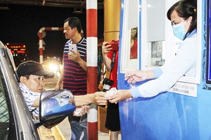 Tài xế dùng tiển lẻ trả phí qua trạm BOT Sóc Trăng để phản đối vào tháng 1/2018. Ảnh: Hoàng Hạnh.