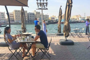 Quán cà phê bên bờ lạch Creekside là nơi lý tưởng để khách ngồi nghỉ sau khi khám phá các con ngõ nhỏ ở chợ. Ảnh: Asiaone.