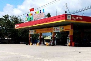 Hiện trường vụ án tại cây xăng được cơ quan chức năng phong tỏa. Ảnh: Tuấn Kiệt.