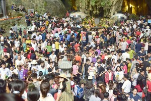 Khách tăng đột biến, Chùa Hương tắc nghẽn ngày khai hội