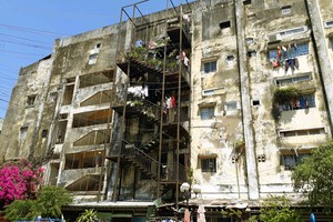 Cận cảnh 2 chung cư cũ cần di dời dân gấp tại TP.HCM