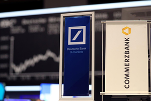 Banner của hai ngân hàng tại sàn giao dịch chứng khoán ở Frankfurt (Đức). Ảnh: Reuters.