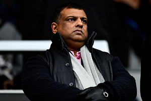 CEO AirAsia - Tony Fernandes trong một trận bóng đá tại Anh. Ảnh: AFP.