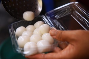 Người Hà Nội xếp hàng mua bánh trôi, chay dịp Tết Hàn thực