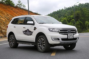 Everest Bi-Turbo sau thời gian bán kèm lạc hiện giảm giá khoảng 10 triệu, tặng kèm phụ kiện.