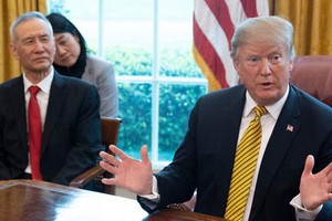Tổng thống Mỹ Donald Trump (phải) trong một cuộc họp về thương mại với Phó thủ tướng Trung Quốc Lưu Hạc (ngoài cùng bên trái) tại Nhà Trắng hồi đầu tháng 4. Ảnh: AFP.