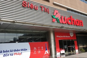 Bên ngoài siêu thị Auchan tại Hà Đông, Hà Nội. Ảnh: Anh Minh