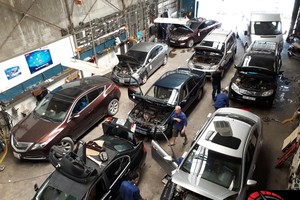 Gara chật kín xe đến sửa điều hòa trong những ngày qua.