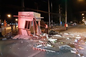 Bốt cảnh sát bị xuyên thủng. Ảnh: 77Jowo