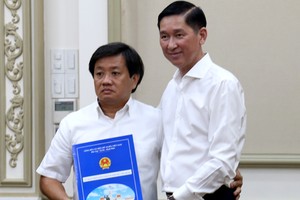 Ông Đoàn Ngọc Hải (trái) nhận quyết định về Công ty Xây dựng Sài Gòn. Ảnh: Hữu Công.