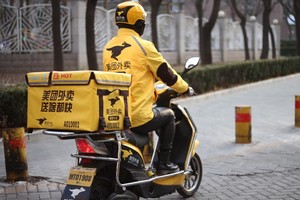 Một nhân viên giao hàng của Meituan. Ảnh: TechCrunch.