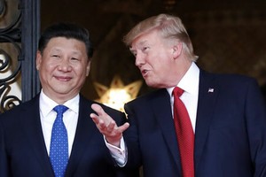 Trump (phải) trò chuyện cùng Tập Cận Bình tại dinh thự Mar-a-Lago, Florida năm 2017. Ảnh: Reuters.