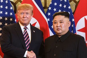 Tổng thống Mỹ Donald Trump và lãnh đạo Triều Tiên Kim Jong-un trong hội nghị thượng đỉnh ở Hà Nội hồi tháng hai. Ảnh: Reuters.