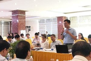 Phó Vụ trưởng Vụ Pháp chế Bộ LĐ,TB&XH Mai Đức Thiện trình bày báo cáo tại hội thảo.