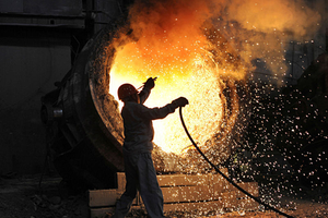 Công nhân làm việc trong một nhà máy thép ở Trung Quốc. Ảnh: Reuters