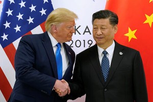 Tổng thống Mỹ Donald Trump (trái) gặp Chủ tịch Trung Quốc Tập Cận Bình bên lề hội nghị thượng đỉnh G20 ở Osaka, Nhật Bản, hồi cuối tháng trước. Ảnh: Reuters.