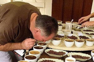 Uống một ly cà phê 'mất đứt' gần nửa chỉ vàng