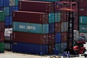 Các container hàng hóa tại cảng Dương Sơn, Thượng Hải, Trung Quốc. Ảnh: Reuters.