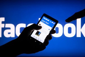Cổ phiếu Facebook bùng nổ, Phố Wall bay cao