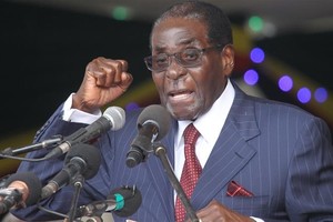 Ông Mugabe dự Diễn đàn Kinh tế Thế giới về châu Phi tại Durban, Nam Phi tháng 5/2017 khi còn là tổng thống Zimbabwe. Ảnh: Internet.